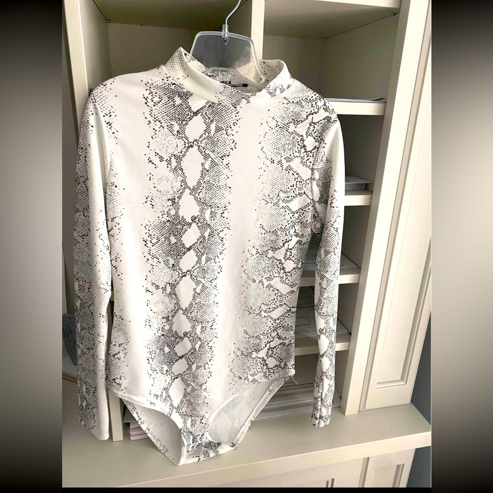 long sleeve Bodysuit white snake print women’s size Extra small